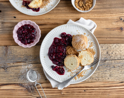 Topfenknödel mit Beerenröster