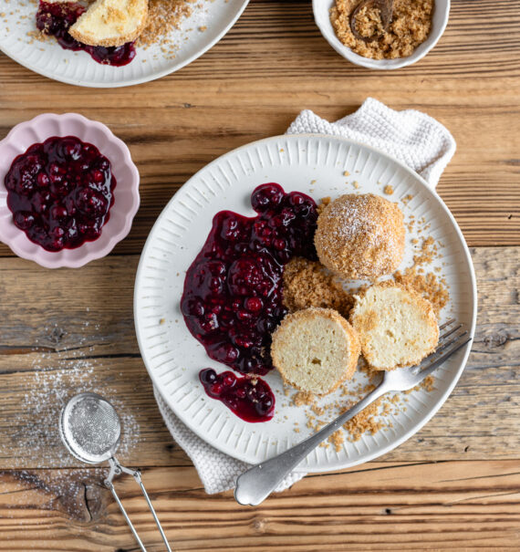 Topfenknödel mit Beerenröster
