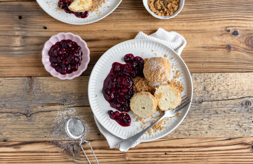 Topfenknödel mit Beerenröster