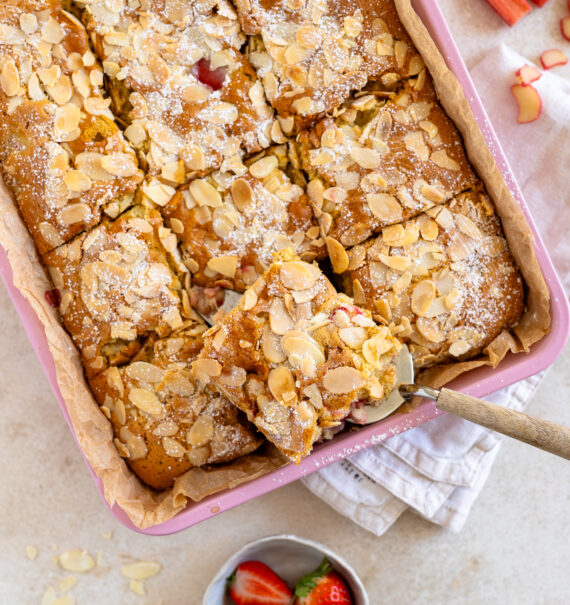 Erdbeer Rhabarber Rührkuchen