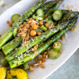Grüner Spargel mit Backerbsen-Crunch