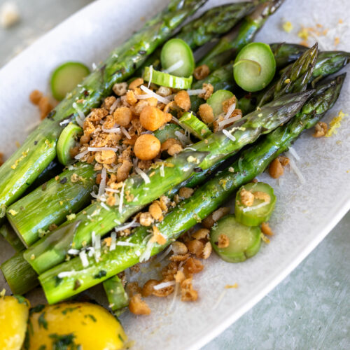 Grüner Spargel mit Backerbsen-Crunch