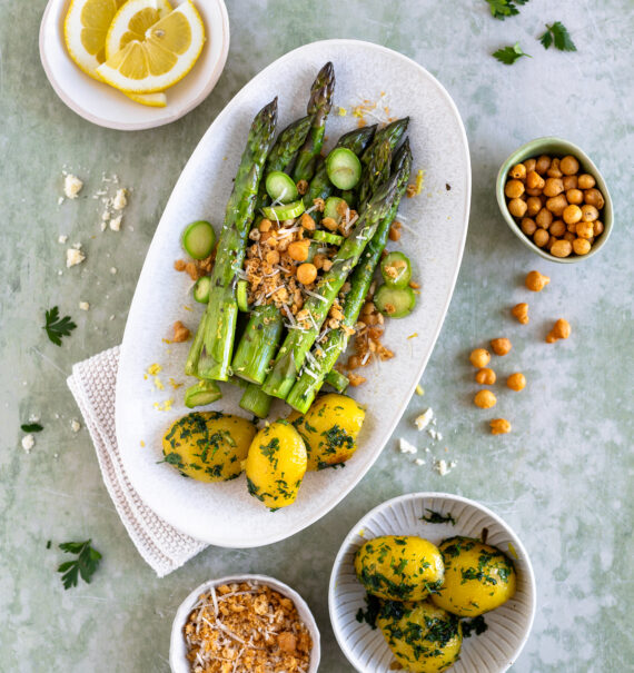 Grüner Spargel mit Backerbsen-Crunch