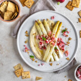 Weißer Spargel aus dem Ofen mit Radieschensalsa