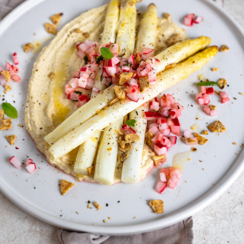Weißer Spargel aus dem Ofen mit Radieschensalsa