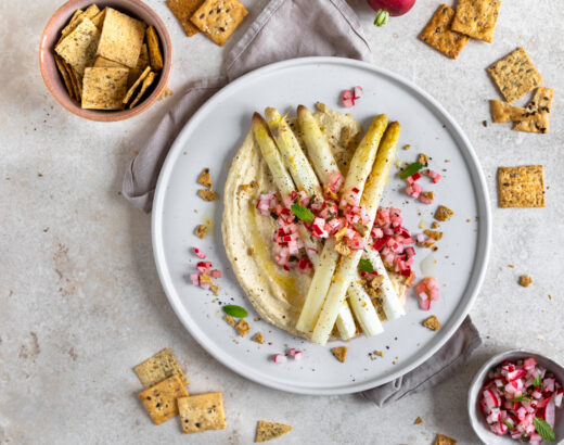 Weißer Spargel aus dem Ofen mit Radieschensalsa