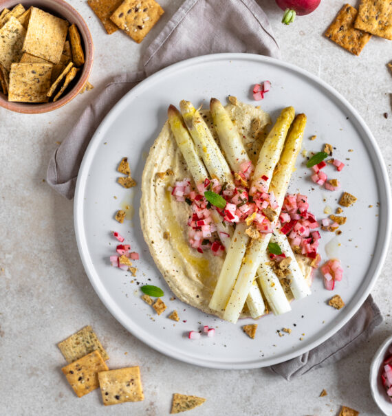 Weißer Spargel aus dem Ofen mit Radieschensalsa