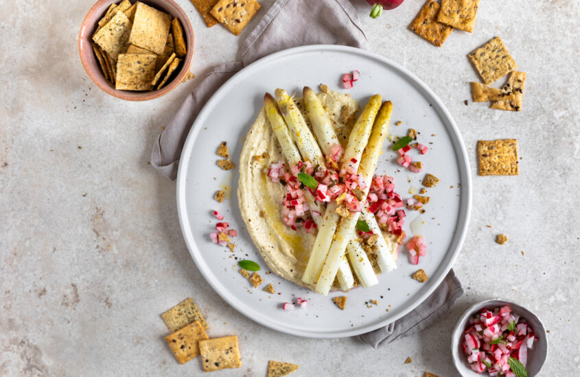 Weißer Spargel aus dem Ofen mit Radieschensalsa