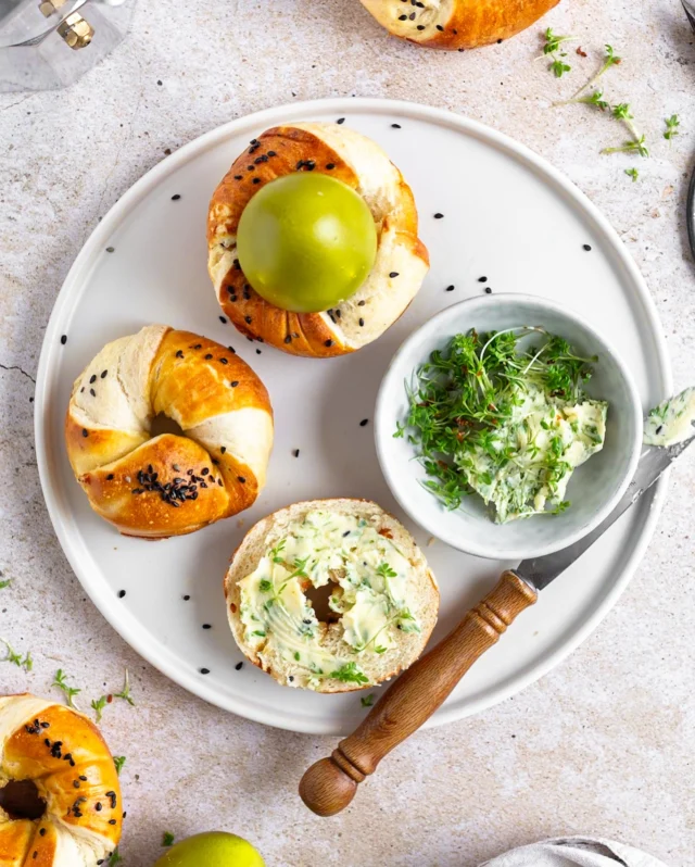 Perfekt für den 🐰 Osterbrunch: fluffige Laugendonuts & würzige Kressebutter – schnell gemacht & ein echter Hingucker am Tisch!

Die Kombi aus goldbraunen Laugenringen & frischer Kräuterbutter passt super zu Schinken, Käse & Co – oder einfach pur genießen! 🤩

Rezepte gibt’s direkt hier:

Kressebutter:
250 g weiche Butter cremig rühren, ½ Kästchen Kresse fein hacken & unterheben. Mit Salz, Pfeffer & 1 Prise Paprikapulver abschmecken. Kalt stellen.

Laugendonuts:
6–8 TK-Laugenstangerl auftauen, halbieren, eindrehen & zu Donuts formen. In geöltes Donutblech legen, optional mit schwarzem Sesam bestreuen. Bei 200 °C (Heißluft) ca. 10 Min. goldbraun backen.

Tipp: Schmecken auch kalt super – ideal fürs Osterbuffet oder die Jause danach!

#Osterbrunch #Kressebutter #Laugendonuts #Brunchideen #selbstgemacht #cookiteasy #rezeptidee #osterideen #snackliebe