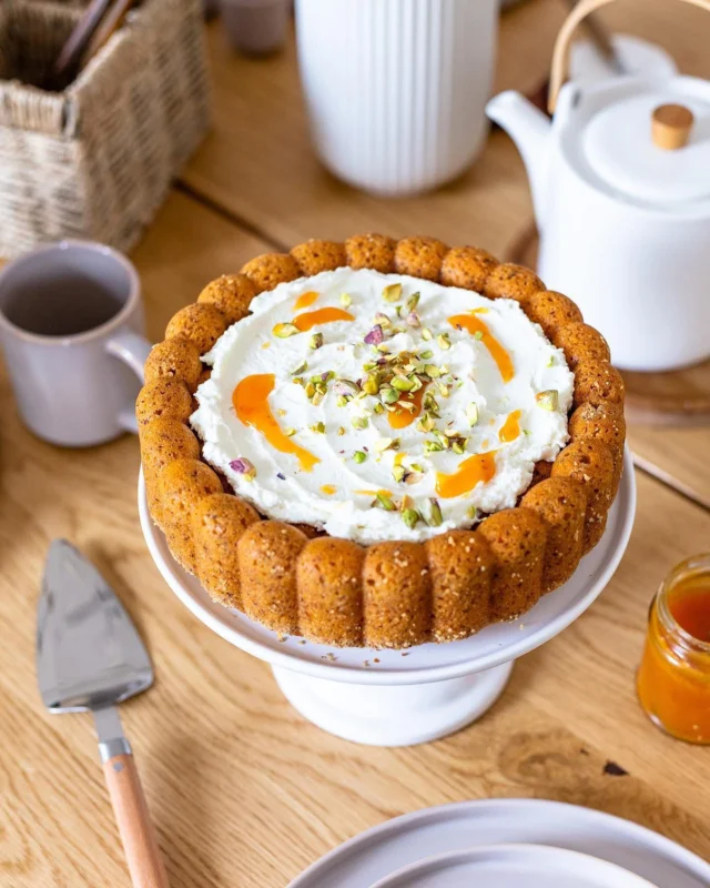 🐰 Seid ihr bereit…für den saftigsten Karotten-Pistazien-Kuchen aller Zeiten? Hier kommt mein neues schnelles Kuchen-Rezept für euch! 🥕

Kuchen 🍰 
4 Eier Gr. M
200 g Kristallzucker
1 Pkg. Vanillezucker
250 g Mehl
200 g fein geraspelte Karotten
50 g geriebene Mandeln
80 g gehackte Pistazien
3 TL Backpulver
125 ml Milch
125 ml neutrales Öl
1 Spritzer Zitronensaft

Frischkäse Topping 🥕 
150 g Frischkäse Natur
5 EL Sahne
2 EL gehackte Pistazien

 
Eier und Zucker schaumig schlagen. Mehl, Mandeln, Pistazien sowie Backpulver verrühren und abwechseln mit der Mischung aus Milch, Öl und Zitronensaft unterrühren. Karotten unterheben und den Teig in eine gefettete Kuchenform geben.

Im vorgeheizten Backofen bei 160 Grad Ober-/Unterhitze 55-60Minuten backen. Stäbchenprobe nicht vergessen!

Wer mag kann den Kuchen mit einem Frischkäsefrosting toppen. Dazu 150g Frischkäse Natur mit 5 Esslöffel Schlagobers verrühren. Den Kuchen kurz vor dem Servieren damit bestreichen und mit gehackten Pistazien bestreuen.

Voilá 🧡

#pistacciocake #pistazienkuchen #osterrezepte