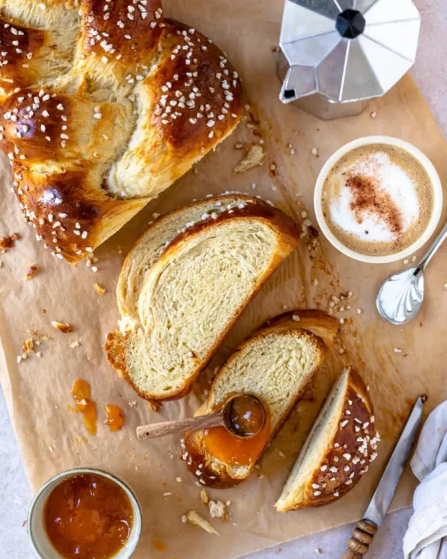 Saftiger Osterstriezel 🐣 

Auf diesen Striezel freut sich jedes Jahr die ganze Familie 💛!

So geht’s:

Germteig / Hefeteig 🧑‍🍳 
500 g Weizenmehl glatt
80 g Kristallzucker
100 g Butter zimmerwarm
5 g Salz
2 Ei-Gelb
1/2 Würfel frischer Germ Hefe
250 ml Milch
1 MPs Zitronenabrieb

Zusätzlich 📋 
1 Ei zum Bestreichen
1 Hand voll Hagelzucker zum Bestreuen, optional

 
Milch in einem kleinen Topf handwarm erhitzen. Von der Kochstelle nehmen und den frischen Germ in den Topf bröseln. Eine Prise Zucker zugeben und für 5-10 Minuten ruhen lassen.

Alle trockenen Zutaten sowie die zimmerwarme Butter in eine große Schüssel geben.

Die Hefemilch sowie 2 Eigelb zugeben und auf kleinster Stufe mit dem Handrührgerät oder in der Küchenmaschine für 10 Minuten kneten.

Den Germteig zugedeckt bei Raumtemperatur für 60 Minuten ruhen lassen.

Nun den Teig in 3 oder 6 gleichgroße Stücke schneiden. Je nachdem ob ein großer oder zwei kleinere Striezel gebacken werden.

Die Teigkugeln mit einem Nudelholz flach ausrollen und an der langen Kante wieder aufrollen. So werden die Stränge besonders glatt und das Backergebnis besonders schön. Aus drei Strängen einen Striezel flechten und auf ein, mit Backpapier belegtes, Backblech legen.

Mit einem feuchten Küchentuch abdecken und mindestens für weitere 30 Minuten ruhen lassen.

Den Backofen auf 100 Grad Ober-/Unterhitze vorheizen und den/die Striezel für 10 Minuten backen.

Nun mit einem verquirltem Ei bestreichen und mit Hagelzucker bestreuen.

Die Temperatur auf 160 Grad Ober-/Unterhitze erhöhen und für 25-35 Minuten, je nach Größe, goldbraun backen.

Sollte der Striezel etwas zu viel Farbe annehmen, nach ca. 20 Minuten mit Backpapier abdecken und fertig backen.

Gutes Gelingen 🧑‍🍳 

#striezelrezept #osterrezepte #frühstück
