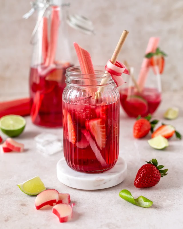 Ich liebs 🥰 wenn der Sommer schon im Frühling beginnt – und zwar mit selbstgemachtem Erdbeer-Rhabarber-Sirup! Perfekt für Spritz, Cocktails 🍸,über Eis oder im Joghurt – ein echtes Must-have für die warme Jahreszeit.

Zutaten 🍓 
• 200 g Rhabarber
• 150 g Erdbeeren
• 300 ml Wasser
• 200 g Zucker
• 1 Pkg. Vanillezucker
• Saft von 1 Zitrone

Zubereitung 🍹 
Rhabarber & Erdbeeren waschen, in Stücke schneiden. Alles mit Wasser, Zucker, Vanillezucker & Zitronensaft aufkochen. 5 Minuten sprudelnd kochen lassen, dann durch ein Sieb abgießen & noch heiß in sterile Flaschen füllen.

Kühl & dunkel gelagert hält der Sirup ca. 6 Monate – aber so lange überlebt er selten!

#sommerimglas #sirupselbermachen #rhabarberzeit #erdbeerliebe #homemadegoodness #frühlingsküche