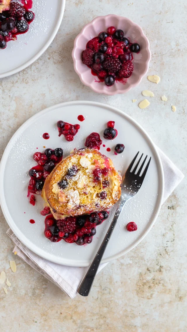 🍓✨ Beeren-Brioche-Auflauf – Resteverwertung deluxe!

Altes Brioche oder Semmeln übrig? Dann zaubere dir damit diesen traumhaft saftigen Auflauf – mit fruchtigen Tiefkühl-Beeren und knusprigen Mandelblättchen. Perfekt fürs Wochenende oder als schnelles Dessert aus dem Airfryer! 🙌🏼

📍Rezept: Beeren Brioche Auflauf
Equipment:
• Ofen: ofenfeste Form (26–28 cm)
• Airfryer: Garkorb direkt verwenden

🕒 Zubereitungszeit:
• Vorbereitung: 10 Minuten
• Backzeit Ofen: 25 Minuten
• Backzeit Airfryer: 20 Minuten

🛒 Zutaten:
• 10–12 Scheiben Brioche vom Vortag (ca. 2 cm dick)
• 250 ml Schlagobers
• 300 ml Milch
• 4 Eier (Größe M)
• 2 EL Zucker
• 1 Pkg Vanillezucker
• 3 EL Mandelblättchen
• 400–450 g TK-Beeren (z. B. Himbeeren, Heidelbeeren)
• Butter zum Einfetten

👩🏼‍🍳 Zubereitung im Ofen:
Backofen auf 170 °C Heißluft vorheizen.
Eiermilch (Obers, Milch, Eier, Zucker, Vanillezucker) verrühren.
Form buttern, Hälfte der Brioche einlegen.
Hälfte der TK-Beeren darüberstreuen.
Restliche Brioche darauf, Eiermilch darüber, restliche Beeren obenauf.
Mit Mandelblättchen bestreuen, 25 Min. backen.

🔥 Zubereitung im Airfryer:
Garkorb buttern.
Wie oben schichten.
Bei 160 °C ca. 20 Min. backen (ggf. abdecken).

🍇 Tipp:
100 g Beeren mit etwas Zucker erwärmen & pürieren – als Sauce servieren!

#airfryerrecipe #resteküche #familienküche