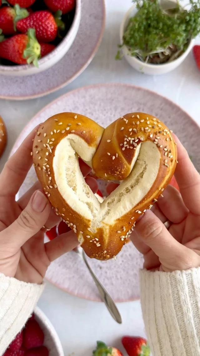 Ein Herz ♥️ für Mama ☺️

… und natürlich alle die Lust auf Laugengebäck haben ☺️.

Ps: einfacher gehts wirklich nicht 😇

Laugenherzen zum Muttertag 💕
 
TK Laugenstangen
Sesam
 
Tiefgekühlte Laugenstangen kurz antauen lassen.
Längs einschneiden, aber nicht ganz durch – ca. 2 cm für die Herzspitze stehen lassen.

Mit den Händen ein Herz formen.

Mit Sesam bestreuen und 12–14 Min im Ofen bei 200°C Heißluft backen.

Gutes Gelingen ☺️

#muttertag #muttertagsrezept #schnellerezepte