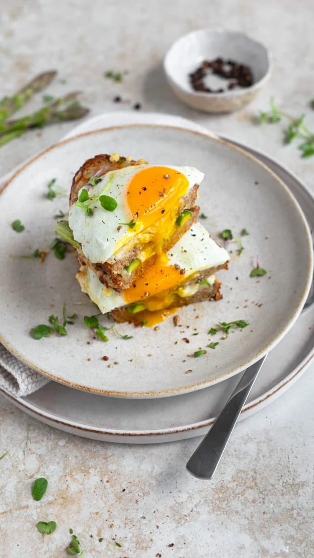 Heute schon ans Frühstück oder Mittagessen für morgen gedacht? 😁

Meine Spargel Croque Madame schmeckt nämlich zu jeder Tageszeit 😇

So geht’s 👩🏽‍🍳:

Für die Bechamel Sauce
30 g Butter
30 g Mehl
300 ml Milch
Salz Pfeffer, Muskantnuss

Weitere Zutaten
4 Scheiben Sonnenblumenbrot
3 Stangen grüner Spargel
1 Hand voll geriebener Emmentaler
2 EL Frischkäse natur
2 Eier Gr. M
 
Bechamel Sauce zubereiten und beiseite stellen.
Brot toasten.

Zwei Scheiben mit Bechamel bestreichen, mit Käse bestreuen, Spargelstangen der Länge nach halbieren und darauf legen.

Die zweite Brotscheibe mit Frischkäse bestreichen und darauf setzen. Mit Bechamel bestreichen und mit Käse bestreuen.

Im Backofen bei 200 Grad knusprig backen.

Spiegeleier in einer Pfanne zubereiten und vor dem Servieren auf das Brot legen.

#spargelrezepte #familienküche #kochenfürdiefamilie