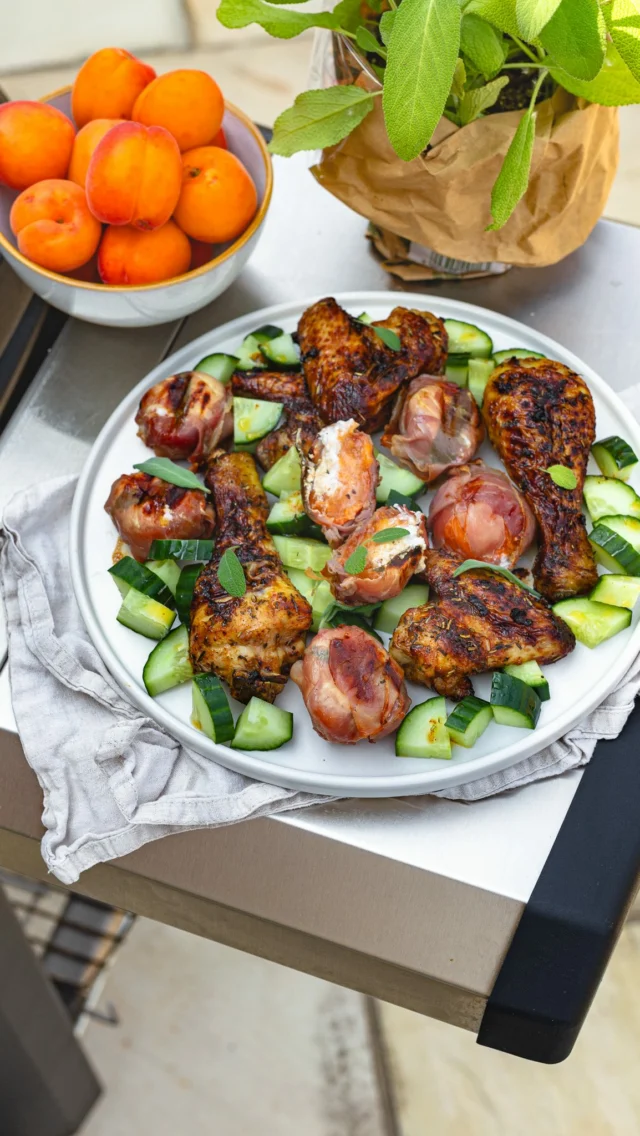So schmeckt bewusster Grillgenuss 🤩

Als Botschafterin des BILLA Good Food Boards zeige ich dir heute ein Rezept, das einfach, regional und köstlich ist – perfekt für laue Sommerabende und mehr Vielfalt am Grill:

🍗 Gegrillte Hühnerteile in Honigmarinade
Zutaten für 4 Personen:
• ca. 1,2 kg Hühnerteile
• 2 Knoblauchzehen, zerdrückt
• 1 TL getrocknete Kräuter
• 1 TL Salz
• 1 TL edelsüßes Paprikapulver
• 2 EL Sojasoße
• 2 EL Honig
• 3 EL Olivenöl

👉 Alles gut verrühren, die Hühnerteile damit bestreichen und ca. 1 Stunde marinieren. Anschließend bei mittlerer Hitze ca. 25–30 Minuten grillen, regelmäßig wenden.

🍑 Gefüllte Marillen im Prosciuttomantel
• 8 reife Marillen
• 100 g Ziegenfrischkäse
• 16 kleine Salbeiblätter
• 8 Scheiben Prosciutto

👉 Marillen halbieren & entsteinen, mit Frischkäse füllen, je ein Salbeiblatt darauflegen, in Prosciutto wickeln und 3–4 Minuten grillen.

🥒 Sommerlicher Gurkensalat
• 2 große Salatgurken
• 3 EL weißer Balsamico
• 2 EL Olivenöl
• Salz & Pfeffer
• optional: Dill oder Minze

👉 Gurken vierteln & schneiden, mit dem Dressing marinieren und ziehen lassen.

Dieses Rezept vereint bewusste Zutaten, einfache Zubereitung und echten Geschmack – genau das, wofür das BILLA Good Food Board steht 💛

📌 Speichern & ausprobieren – für mehr Genuss auf deinem Grill!

#billagoodfoodboard #billa_at #grillrezepte @billa_at // Werbung